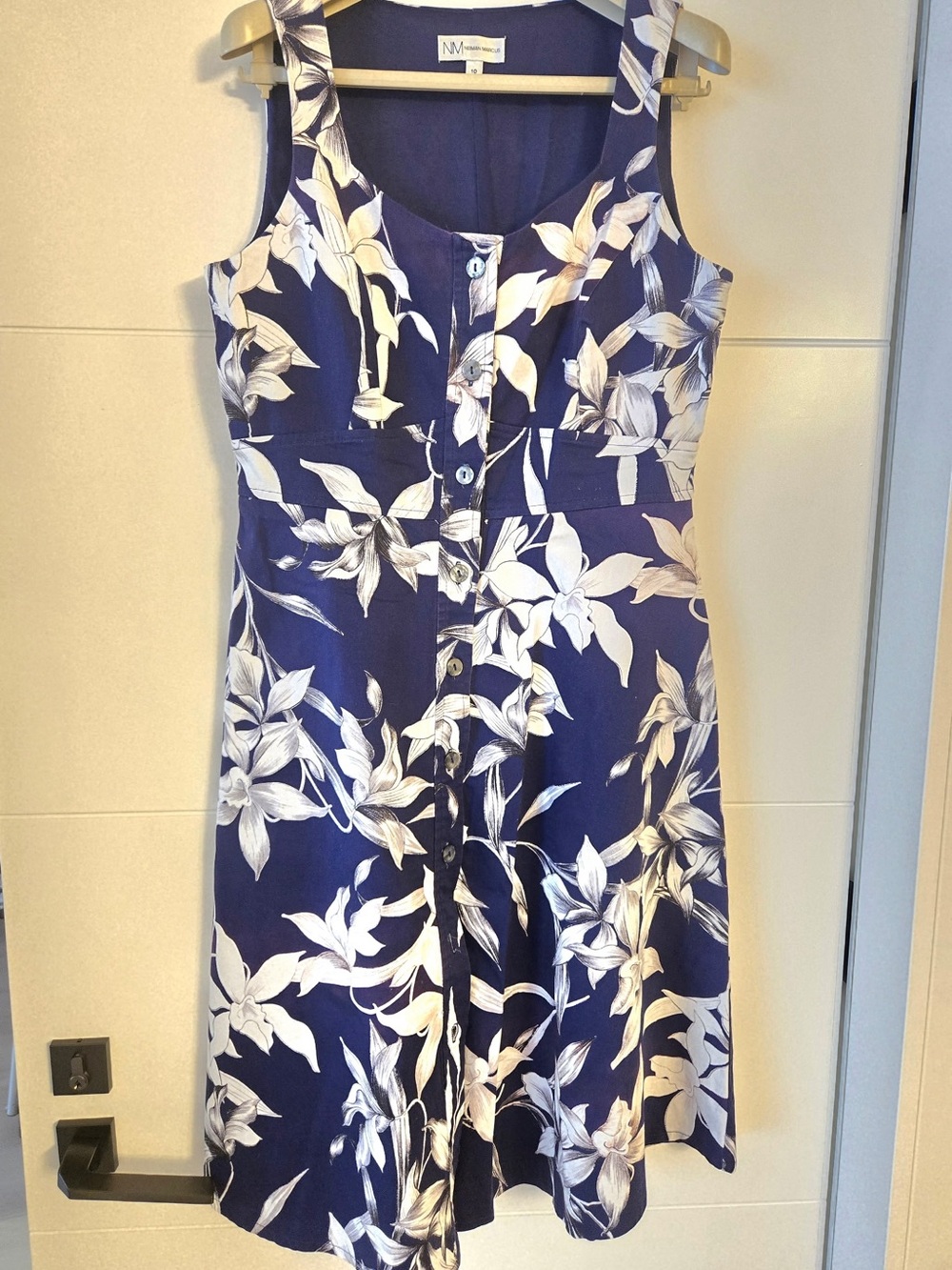 NEIMAN MARCUS Navy Blue and White Floral Button-Front Sleeveless Dress. Size 10